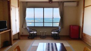 Vista sull’oceano da una camera tatami con due sedie
