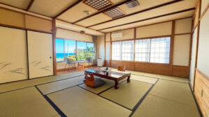 Camera in tatami con tavolo basso e sedie vicino alla finestra