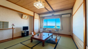 Camera in tatami con tavolo basso e cuscini da pavimento