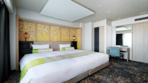 현대적인 객실의 대형 침대