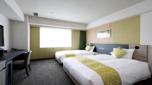 모던한 객실의 트윈 침대