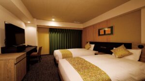 호텔 객실의 트윈 침대 2개