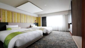 현대적인 객실의 트윈 침대 2개