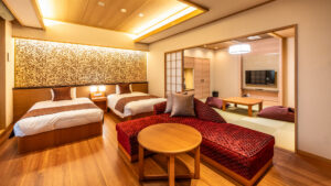 트윈 침대와 다다미 좌식 공간이 있는 객실