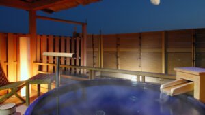 밤의 프라이빗 테라스에 있는 노천 목욕탕