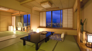 낮은 테이블과 방석이 있는 다다미 객실