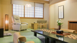 낮은 테이블, 의자, 리클라이너가 있는 다다미 객실