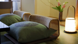 방석과 낮은 의자가 놓인 다다미 좌석 공간