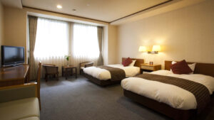 창가 좌석이 있는 객실의 트윈 침대