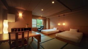 Habitación con dos camas y zona de estar de tatami