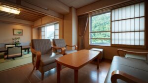 Habitación de estilo japonés con sillas, mesa y zona de tatami