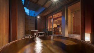 Baño de madera al aire libre junto a la terraza de la habitación