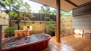 Baño de madera al aire libre en la terraza privada de la habitación
