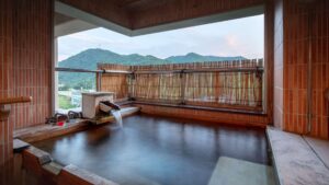 Baño privado al aire libre con vista a la montaña
