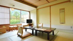 Habitación de tatami con mesa baja y sillas