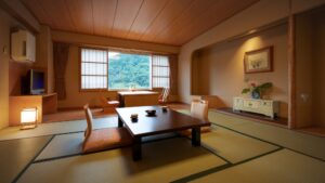 Habitación de tatami con mesa baja y sillas de suelo