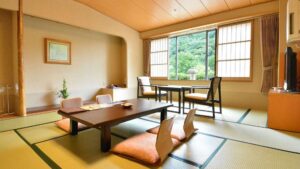 Habitación de tatami con mesa baja y cojines de suelo