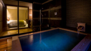 Baño privado en la habitación junto al dormitorio por la noche