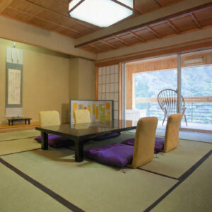 Habitación de tatami con mesa baja y cojines en el suelo