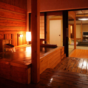 Baño de madera en la habitación junto a una habitación de tatami