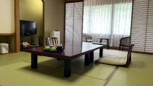 Habitación de tatami con mesa baja y silla de suelo