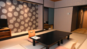 Habitación de tatami con mesa baja y sillas de suelo