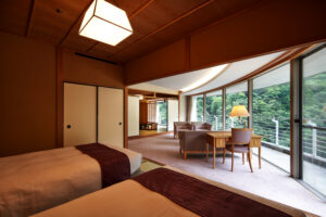 Camas individuales en habitación de tatami con asientos junto a las ventanas