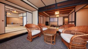 Chaises en rotin et table dans une chambre d’hôtes en tatami