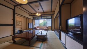 Chambre d’hôtes en tatami avec table basse et chaises