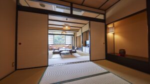 Chambre d’hôtes en tatami avec table basse et coin salon