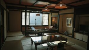 Chambre en tatami avec table basse et chaises