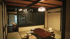 Chambre en tatami avec table basse et sièges au sol