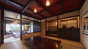 Chambre en tatami avec table basse et coin salon