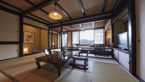 Chambre en tatami avec table basse et coin salon près de la fenêtre