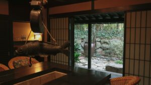 Intérieur d’une chambre traditionnelle avec une porte ouverte sur le jardin.