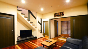 Zona de estar con sofá, mesa baja y rincón de tatami