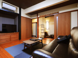 Zona de estar con sofá, mesa baja y televisión