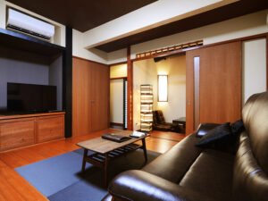 Habitación con sofá de cuero, mesa baja y zona de tatami