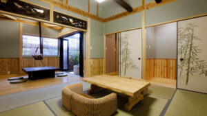 Habitación de tatami con mesas bajas y sillas de suelo