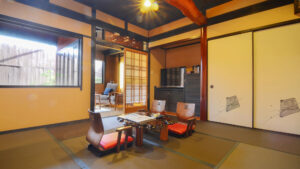Habitación de tatami con mesa baja y sillas de suelo