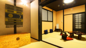 Habitación de tatami con mesa baja y cojines de suelo