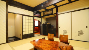 Habitación de tatami con mesa baja de madera y sillas de suelo