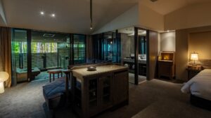 アイランドカウンター、ベッド、屋外テラスのある客室