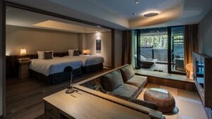 ツインベッド、ソファ、露天風呂付きの客室