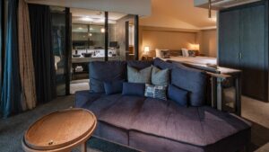 客室内のベッドとバスルームに面したソファスペース