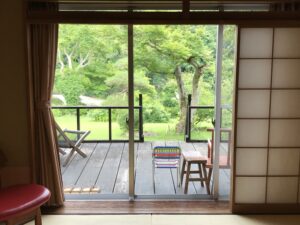 透过推拉门和阳台看到的花园景色