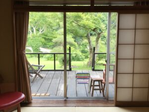 从房间透过玻璃推拉门看到的花园景观