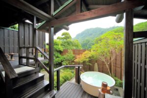 带花园景观的木质露台私人露天浴池