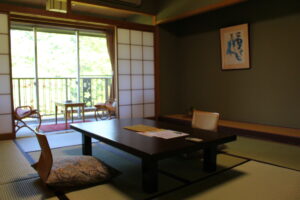 窗边设有矮桌和座椅的榻榻米客房