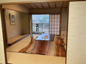 带矮桌和席地座位的榻榻米客房